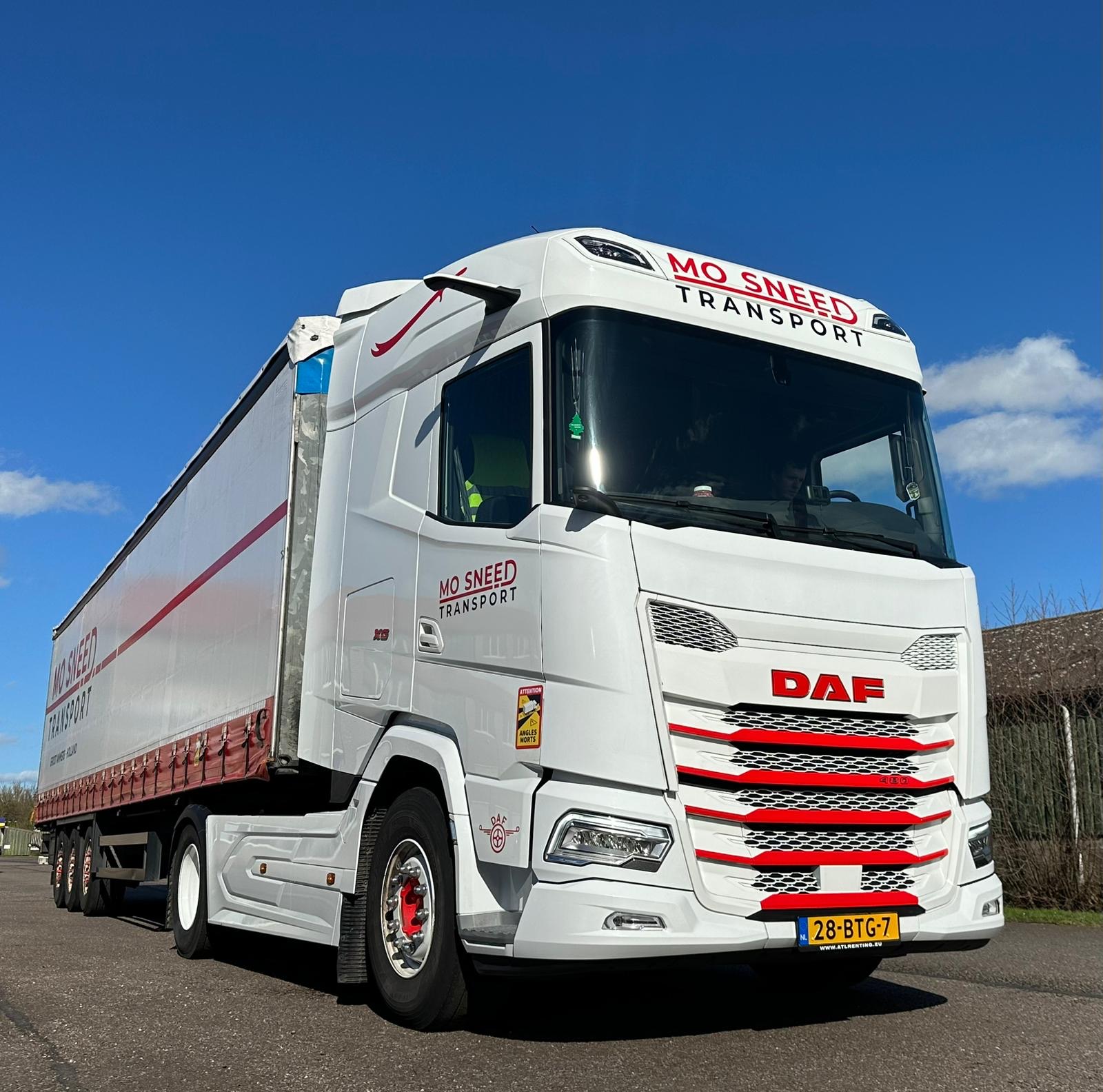 Nieuwe witte DAF van Mo Sneed Transport met rode grille-accenten en een tautliner